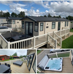 Hot tub breakaways with castle view